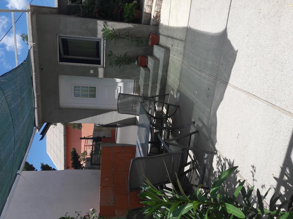 Apartments Mara Bela Karlobag Exterior photo